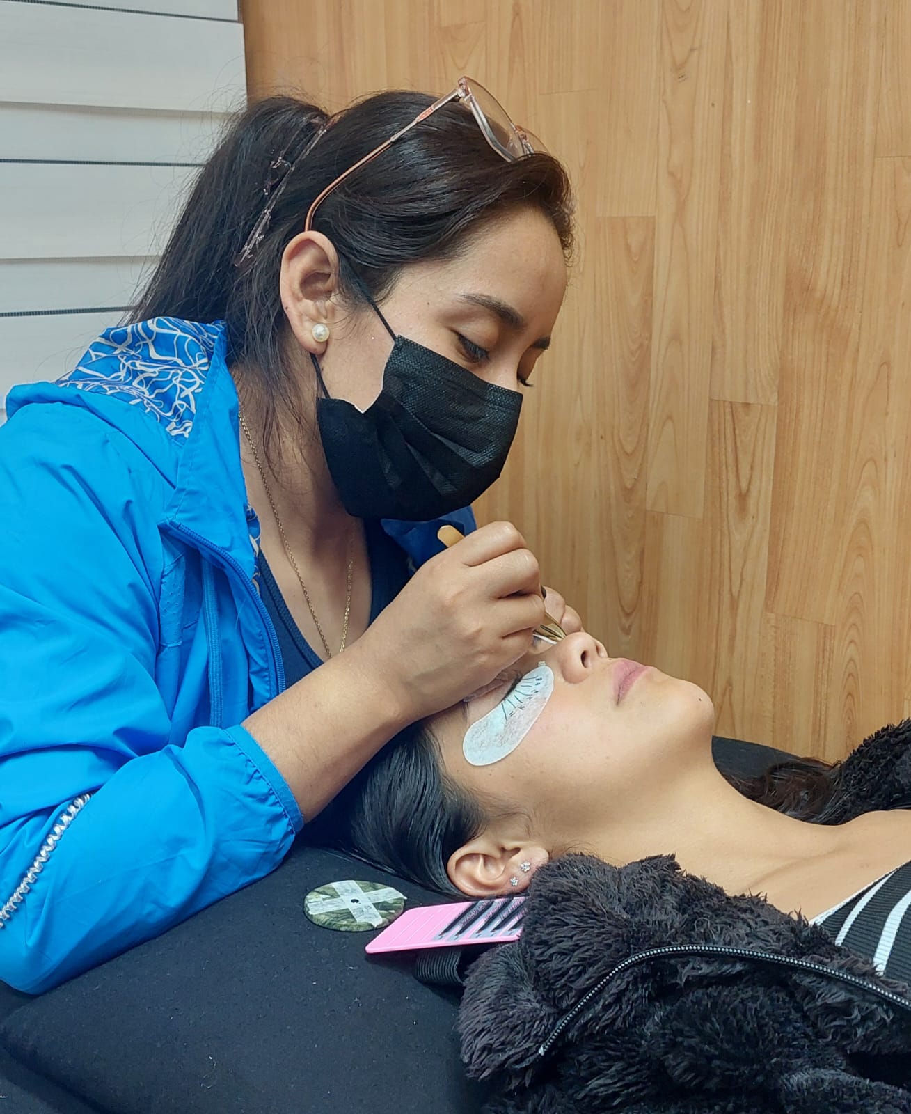 Alumna aplicando pestañas ICABEH
