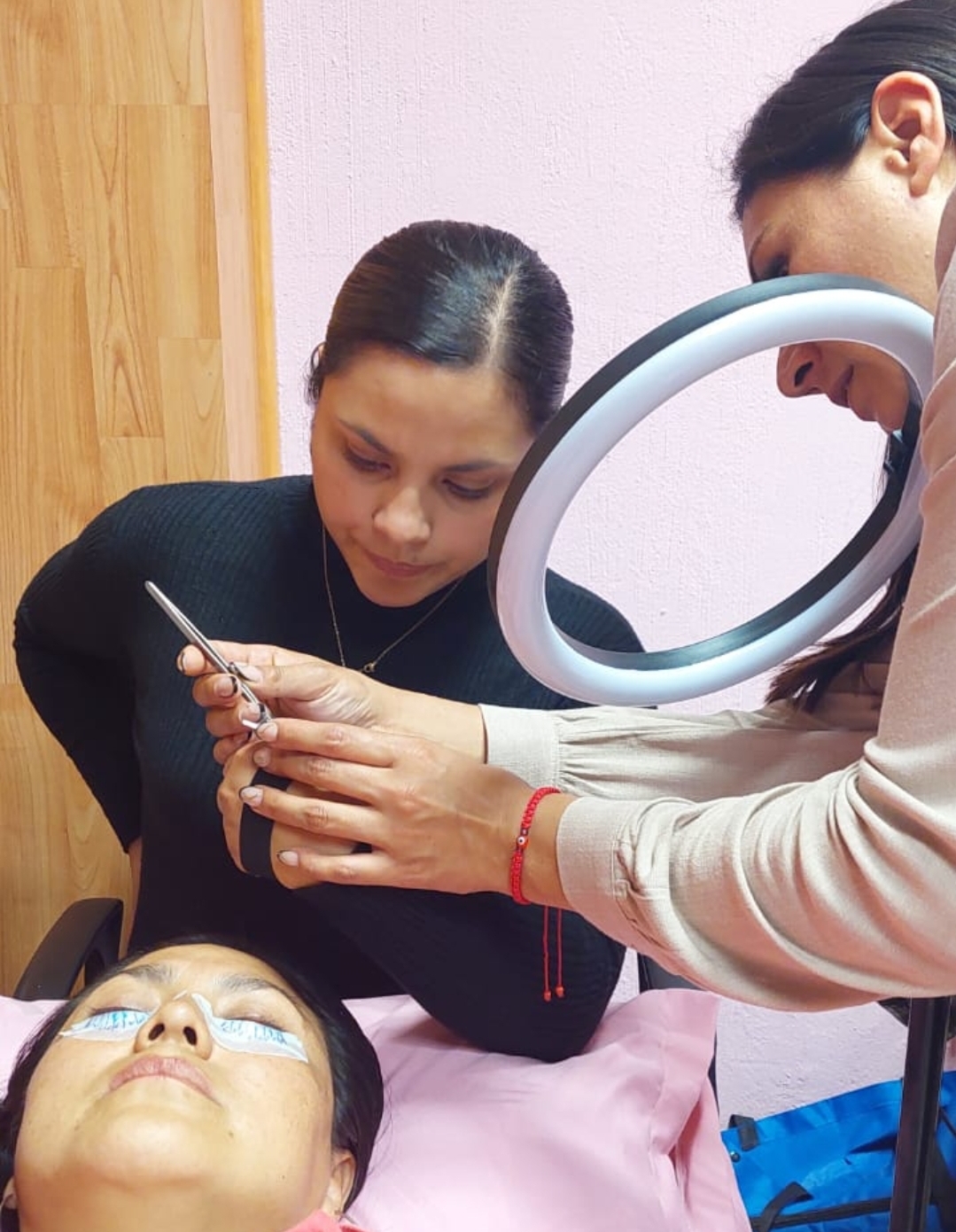 Maestra aplicando pestañas ICABEH